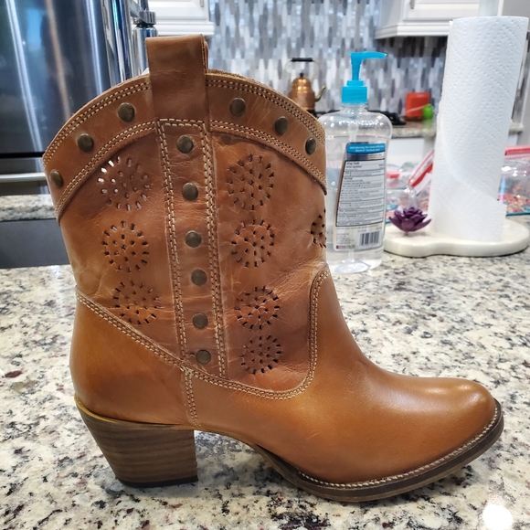 Distressed Dingo Boots - Picture 2 of 10